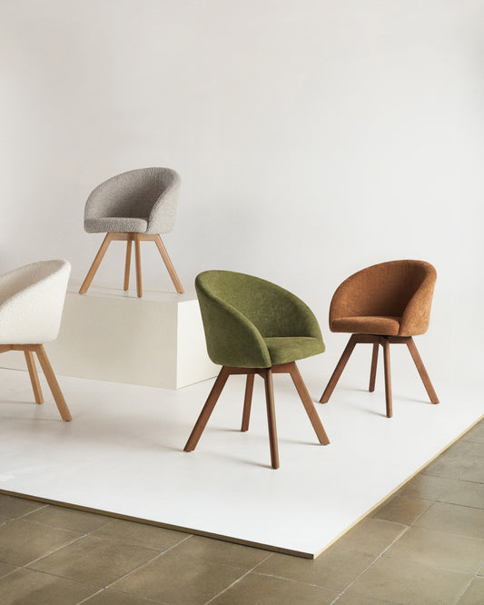 Chaise giratoire Marvin bouclette gris et pieds en bois de chêne finition naturelle FSC 100%