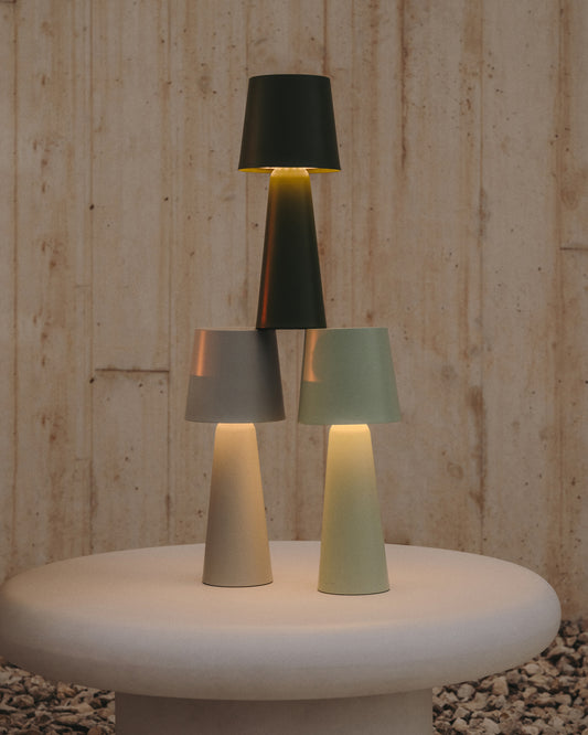Grande lampe de table extérieure Arenys en métal avec finition noire
