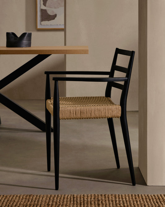 Chaise Analy avec accoudoirs en bois de chêne massif, finition noire, et assise en corde FSC Mix Credit