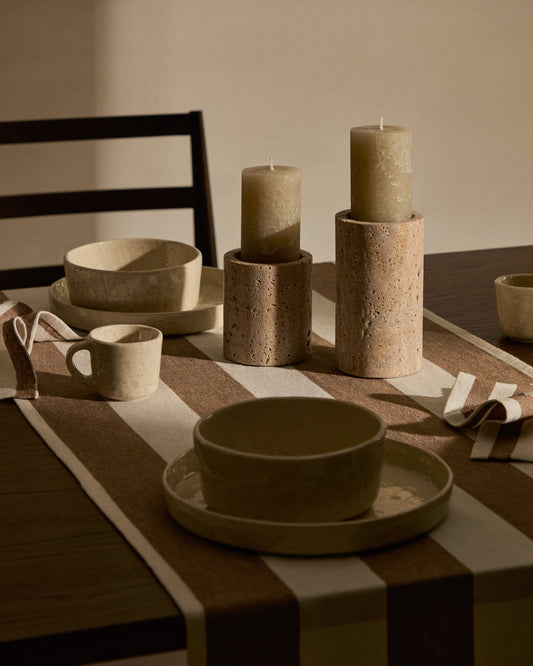 Chemin de table Maura en coton et lin blanc et marron avec volants latéraux 50 x 150 cm