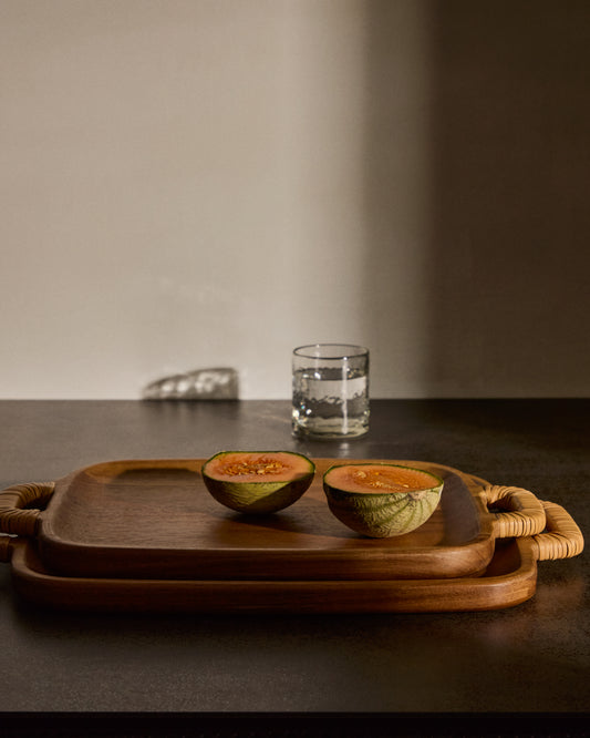 Grande planche de service Sardis en bois d'acacia FSC 100% et rotin