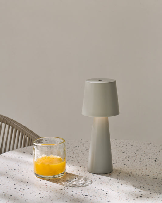 Grande lampe de table extérieure Arenys en métal avec finition grise