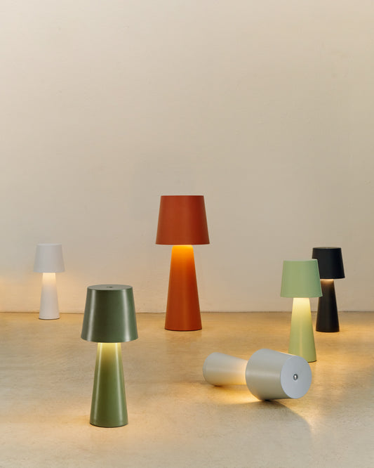 Grande lampe de table Arenys en métal avec finition dorée