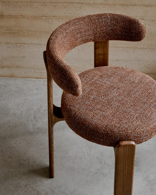 Chaise Granite en tissu chenille marron et bois de frêne finition noyer FSC 100%