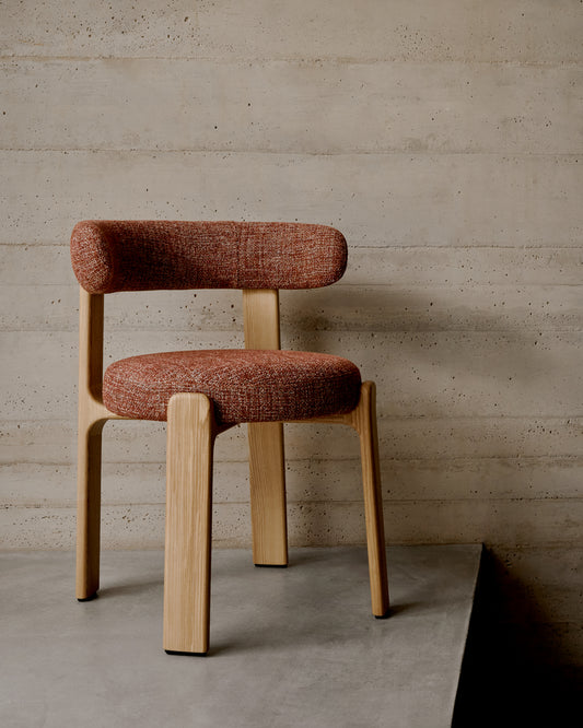 Chaise Granite en tissu chenille terracotta et bois de frêne finition ton naturel FSC 100%