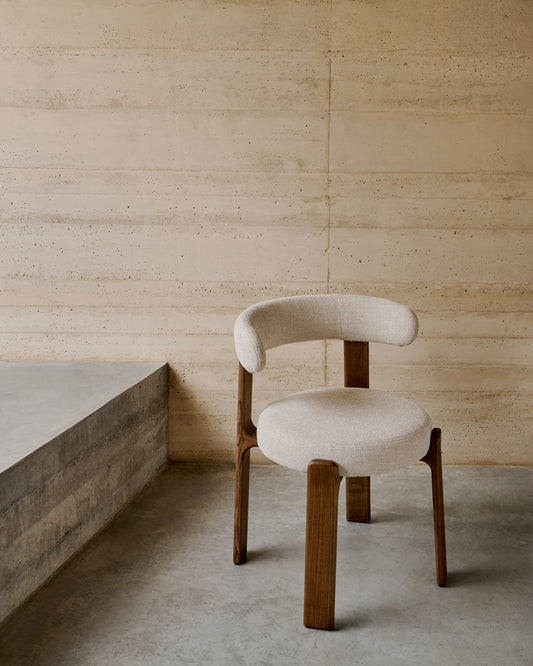 Chaise Granite version ignifugée en chenille beige et bois de frêne avec finition ton noyer FSC 100 %
