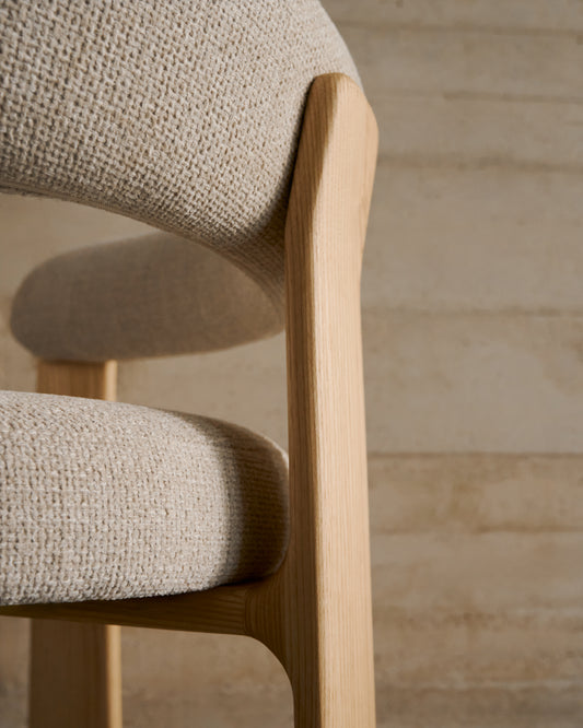 Chaise Granite à 3 pieds en tissu chenille beige et bois de frêne finition ton naturel FSC 100%