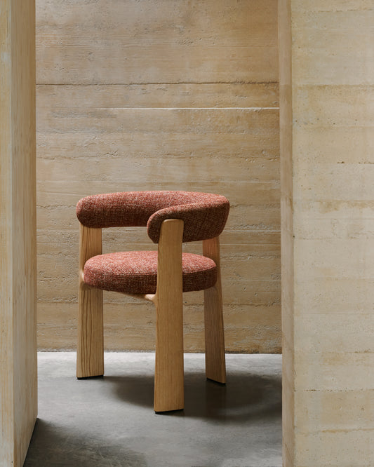 Chaise Granite à 3 pieds en chenille terracotta et bois de frêne finition ton naturel FSC 100%