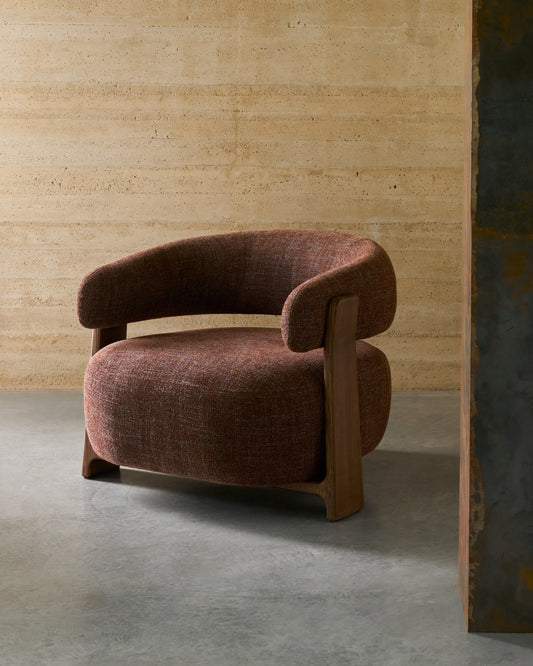 Fauteuil Granite en tissu chenille marron et pieds en bois de frêne finition noyer FSC 100 %