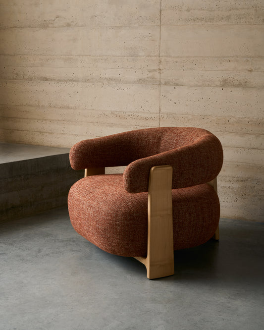 Fauteuil Granite version ignifugée en chenille terracotta et bois de frêne avec finition ton naturel FSC 100 %