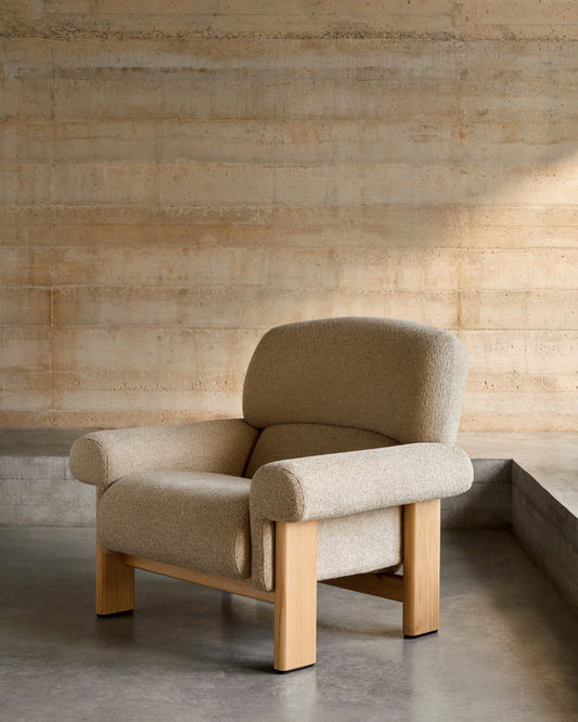 Fauteuil Nema en tissu chenille beige et pieds en bois de frêne finition naturelle FSC 100%