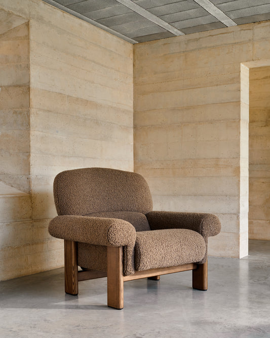 Fauteuil Nema en tissu bouclette taupe et pieds en bois de frêne finition noyer FSC 100%