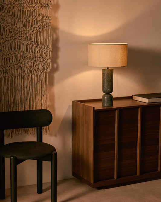 Lampe de table Vex en marbre vert et abat-jour en lin gris.