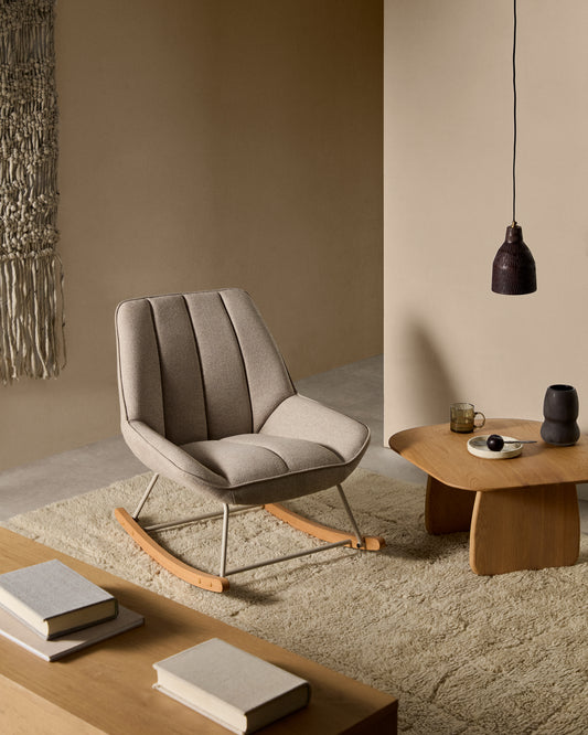 Fauteuil à bascule Marlina en tissu chenille beige et structure en métal, finition gris mat