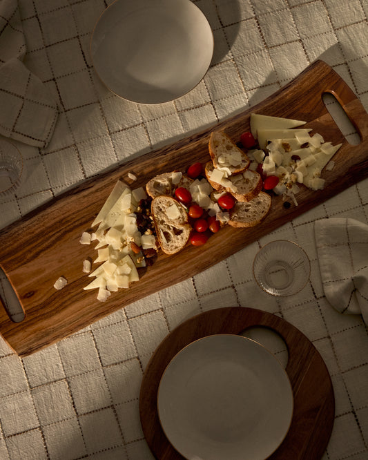 Grande planche de service Zeun en bois d’acacia FSC 100 %.