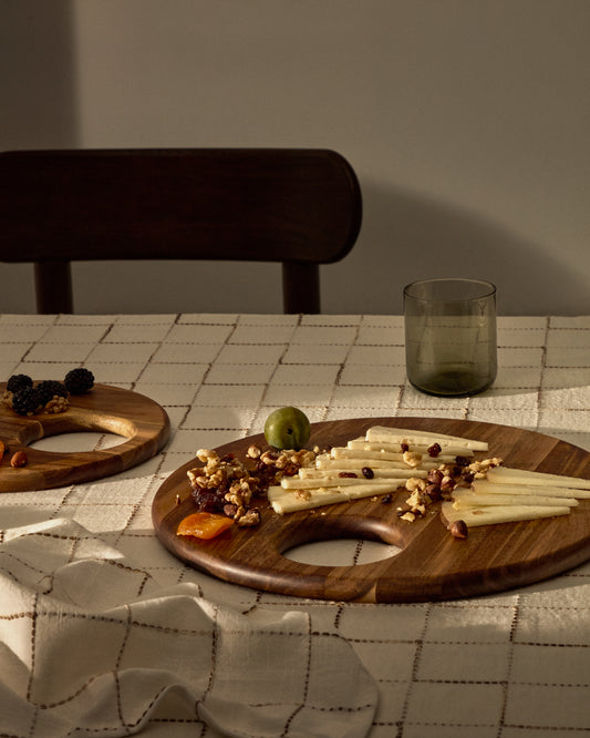 Planche de service moyenne de forme ronde Klot en bois d’acacia FSC 100%