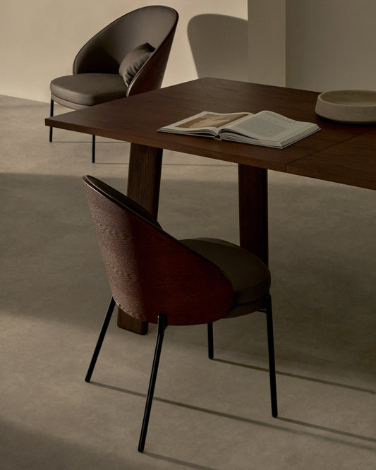 Chaise Eamy en polyuréthane marron, placage de frêne avec finition noyer et métal noir