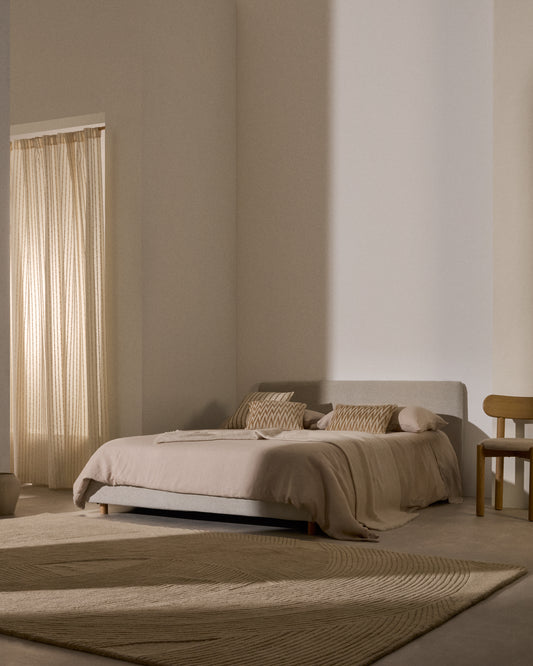Cadre de lit déhoussable Valma en tissu chenille perle avec pieds en bois de hêtre pour lit de 180 x 200 cm.