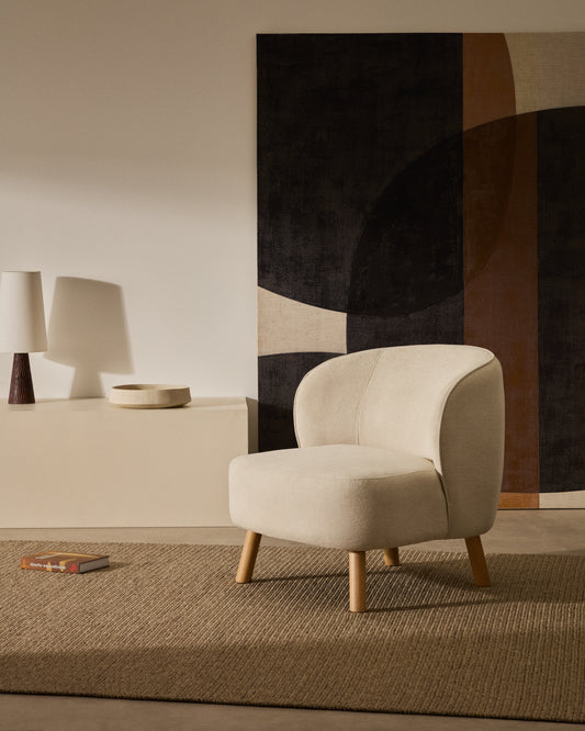Fauteuil Ulit en tissu chenille beige et pieds en bois de hêtre finition naturelle