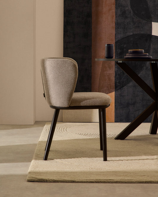 Chaise Ciselia en chenille marron clair et pieds en acier avec finition noire FSC Mix Credit