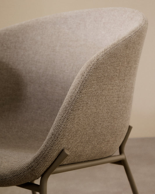 Chaise Yvette en tissu chenille beige et pieds en acier finition beige