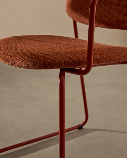 Chaise Meli avec accoudoirs en chenille terracota et structure métallique terracota FSC Mix Credit