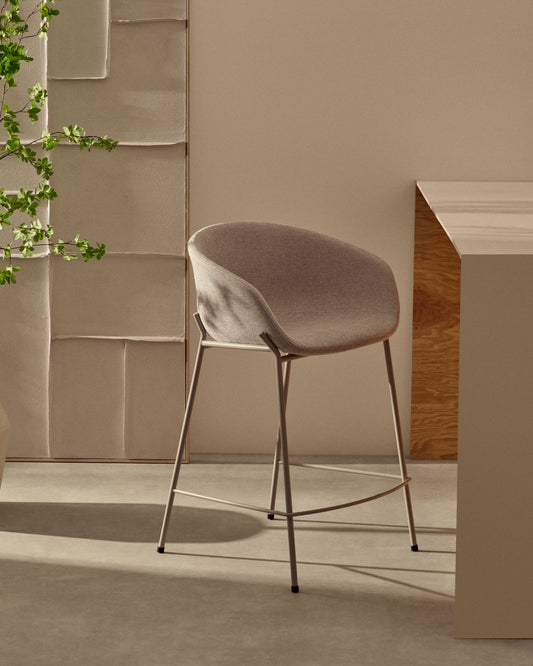 Tabouret Yvette en tissu chenille beige et pieds en acier finition beige hauteur 65 cm