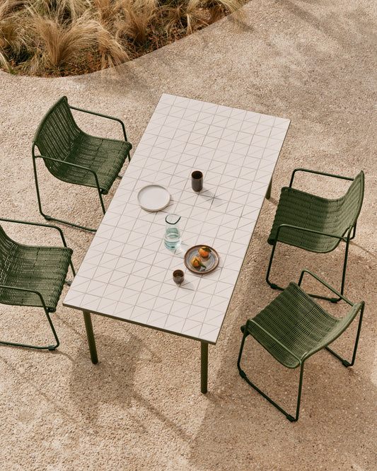 Table d’extérieur Maurina en acier galvanisé vert et céramique couleur écru 182 x 91 cm