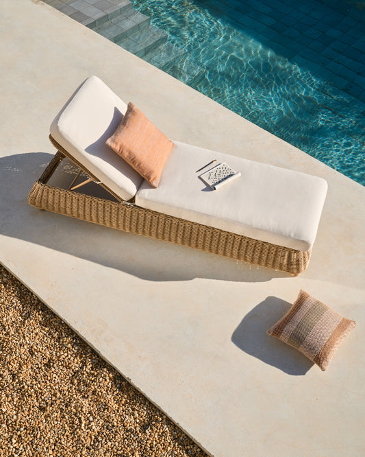 Bain de soleil Meria en rotin synthétique et pieds en bois d’acacia FSC 100 %