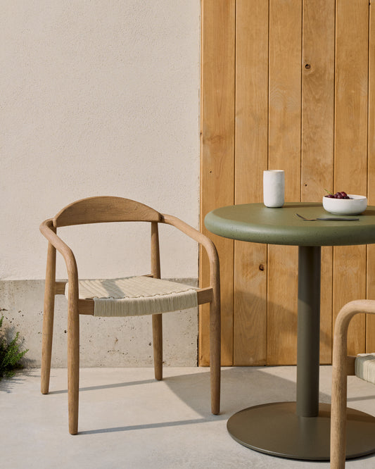 Chaise empilable Nina en bois massif d’acacia et corde écrue FSC 100 %
