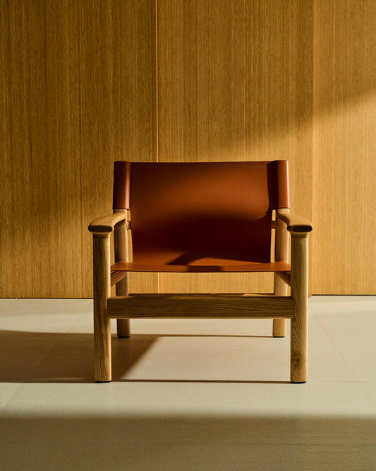 Fauteuil Jan en fibres de cuir recyclé marron clair et bois de frêne avec finition ton naturel FSC 100 %