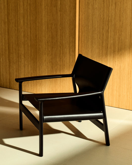 Fauteuil Jan en fibres de cuir recyclé noir et bois de frêne avec finition noire FSC 100 %
