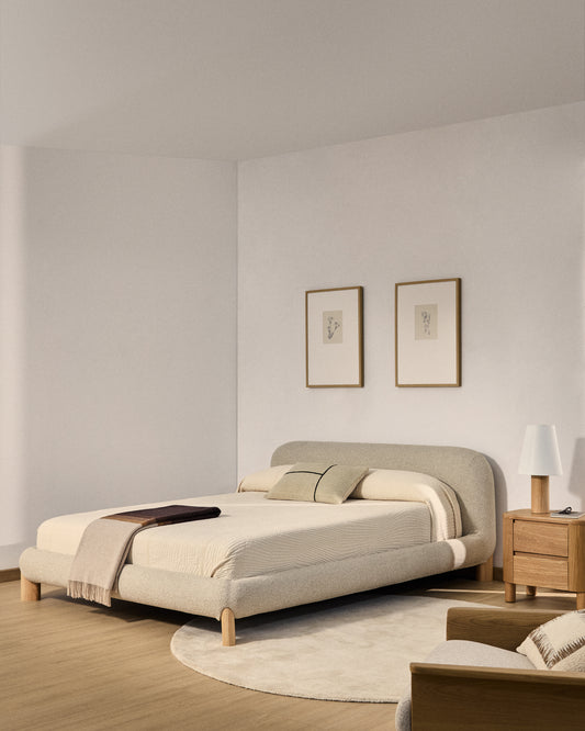 Lit déhoussable Odina en tissu bouclette écrue et pieds en bois de frêne avec finition ton naturel pour matelas de 160 x 200 cm