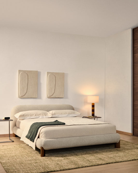 Lit déhoussable Odina en tissu bouclette écrue et pieds en bois de frêne avec finition ton noyer pour matelas de 180 x 200 cm