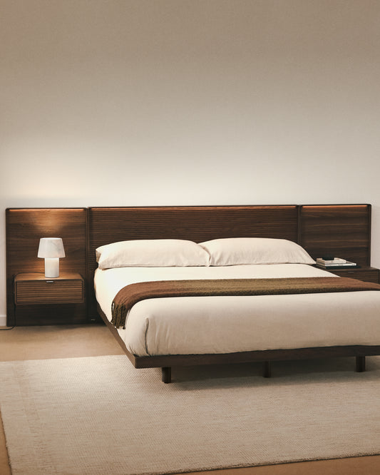 Tête de lit Norlen avec 2 tables de nuit en placage de noyer avec finition foncée et lumière LED pour lit jusqu’à 180 cm FSC Mix Credit