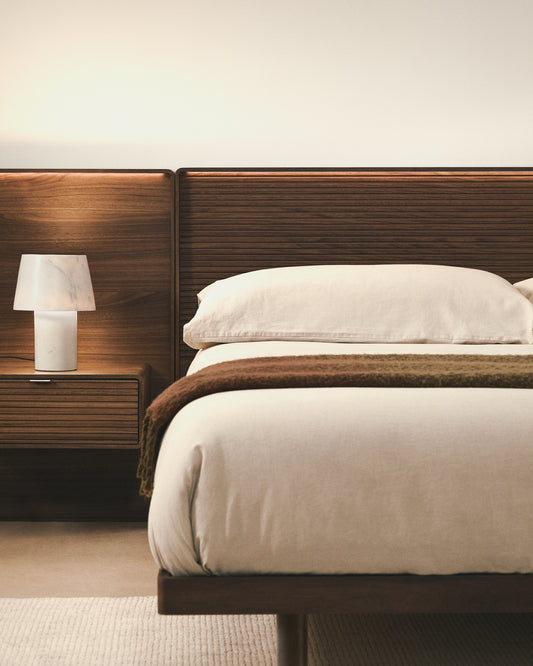 Tête de lit Norlen avec 2 tables de nuit en placage de noyer avec finition foncée et lumière LED pour lit jusqu’à 160 cm FSC Mix Credit