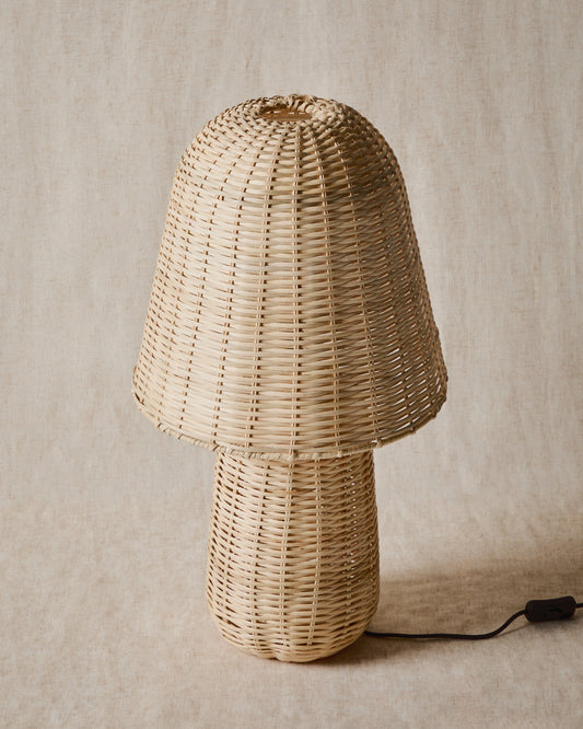 Lampe de table Neuda en rotin avec finition claire