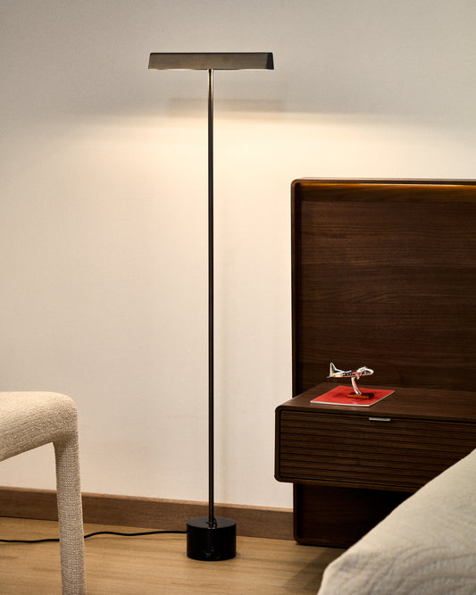 Lampadaire Lynor en acier brossé avec base en marbre noir