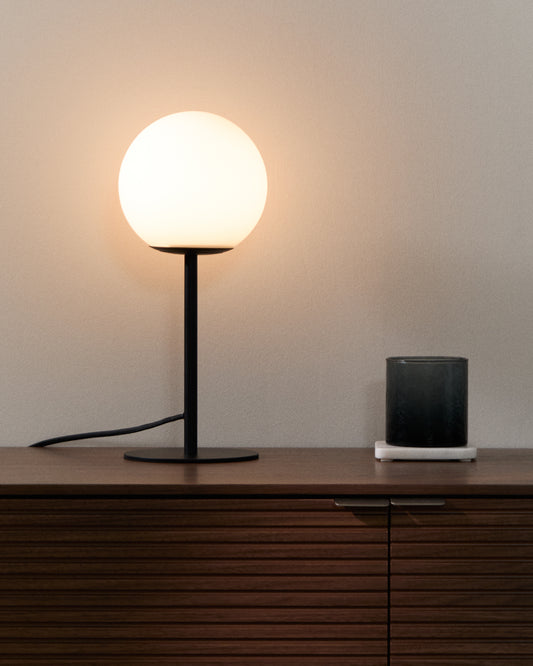 Lampe de table Brisia en métal finition noire avec 1 boule en verre dépoli Ø15 cm