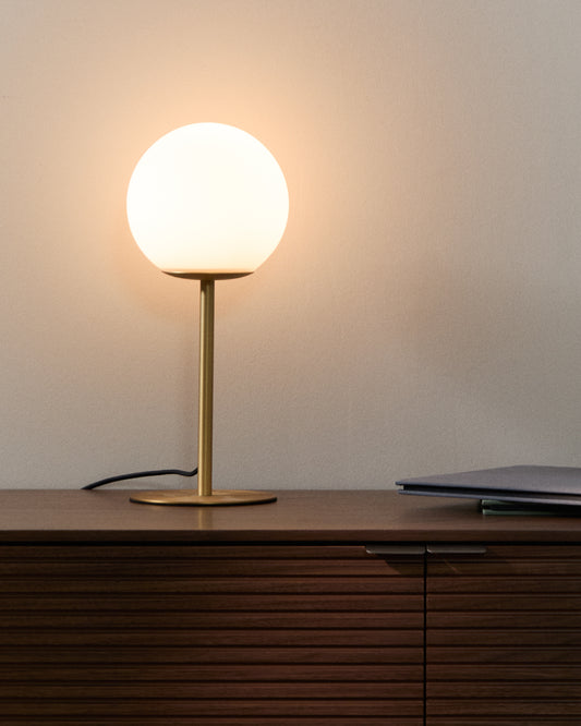 Lampe de table Brisia en métal finition laiton brossé avec 1 boule en verre dépoli Ø 15 cm