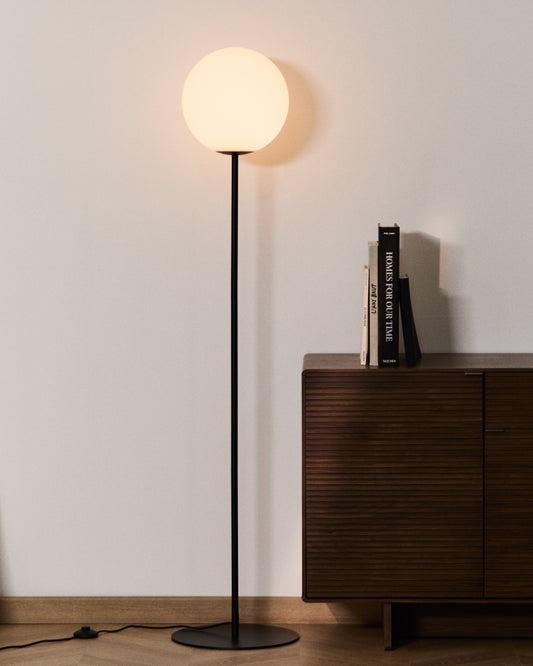 Lampadaire Brisia en métal finition noire avec 1 boule en verre dépoli Ø 30 cm