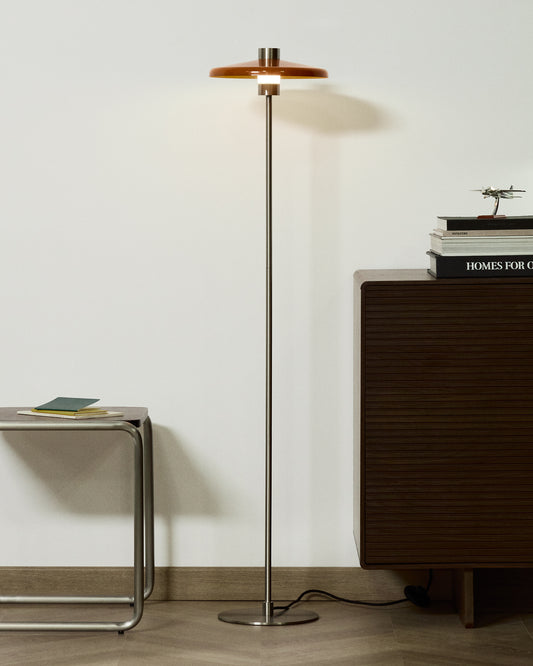 Lampadaire Nuvira en métal brossé gris clair avec abat-jour orange