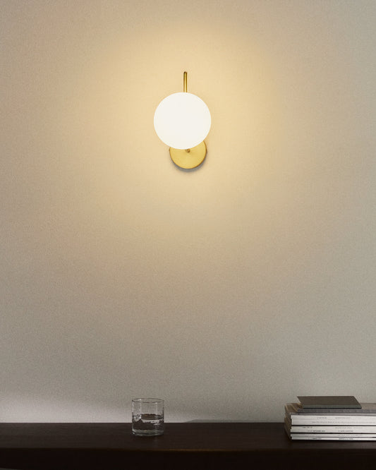 Applique murale Brisia en métal finition laiton brossé avec bras et 1 boule en verre dépoli Ø 15 cm