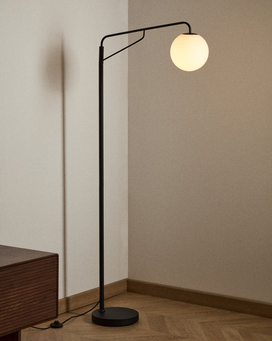 Lampadaire Eilo en acier noir avec boule en verre dépoli