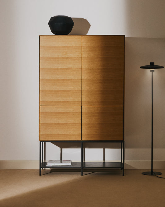 Buffet haut Vedrana 4 portes placage de chêne et pieds en acier noir 97,5 x 160 cm