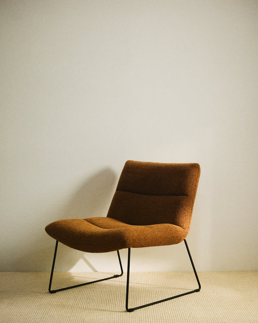 Fauteuil Asen en chenille terracotta et pieds en acier noir FSC 100%