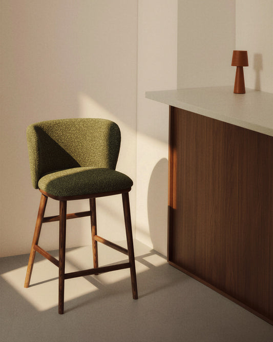 Tabouret Ciselia en chenille épaisse vert foncé et pieds en bois de frêne avec finition ton noyer FSC Mix Credit 75 cm