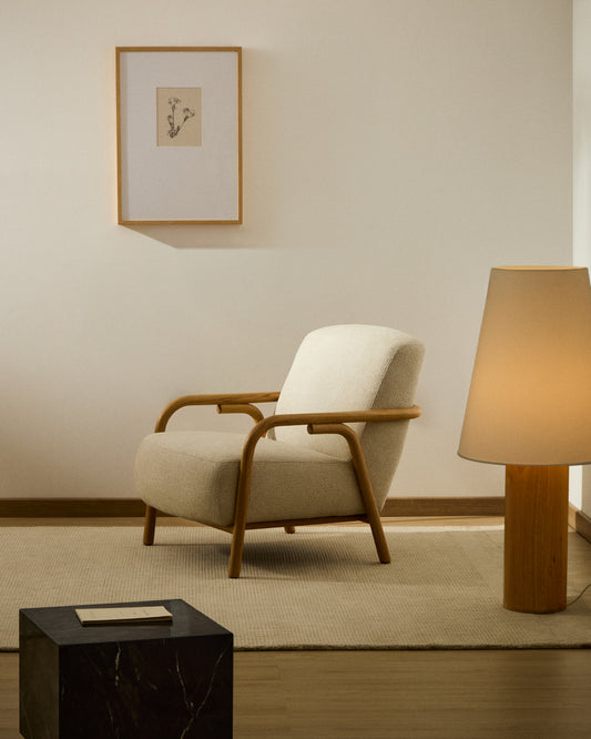 Fauteuil Sylo en tissu chenille beige et bois de frêne avec finition ton naturel FSC 100 %