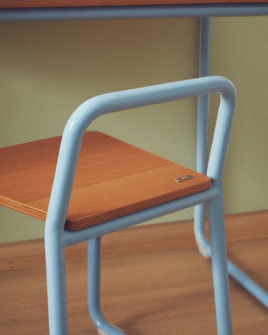 Chaise Tinn en placage de frêne et structure en métal bleu