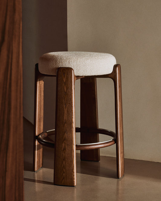 Tabouret Granite version ignifugée en chenille beige et bois de frêne finition ton noyer FSC 100 % 65 cm
